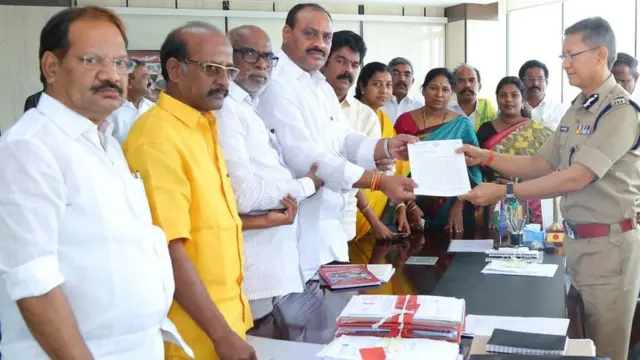 పోలీసులకు ఫిర్యాదు చేస్తున్న టీడీపీ నేతలు