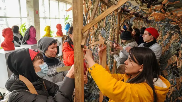 লাভিভের বাসিন্দারা এরকম একটি ভবনের সুরক্ষায় জাল বসাচ্ছেন রুশ বাহিনীর চোখে ধুলো দেবার জন্য