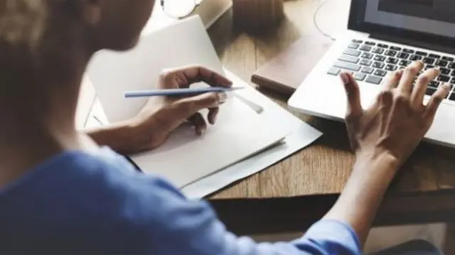 Mujer frente a una computadora portátil