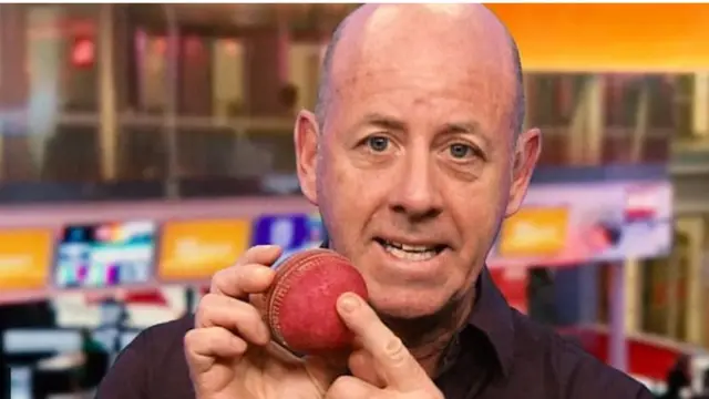 කේප් ටවුන් හිදී පන්දුවට සිදු වූ දේ පෙන්වන සයිමන් හියුස්