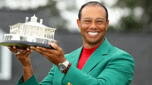 (캡션) 타이거 우즈는 무려 14년 만에 그린 재켓을 다시 입었다