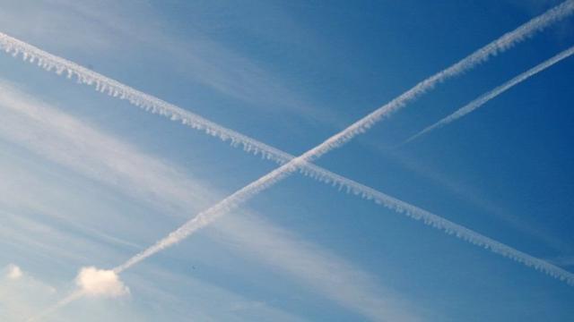 گروهی از طرفداران یک تئوری توطئه معتقدند ردی که از عبور هواپیماها در آسمان باقی می‌ماند مواد شیمیایی و نشانه توطئه سری دولت‌ها است