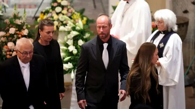 Eriksonov otac Sven (levo), ćerka Lina (u sredini levo) i sin Johan (u sredini desno) bili su na sahrani