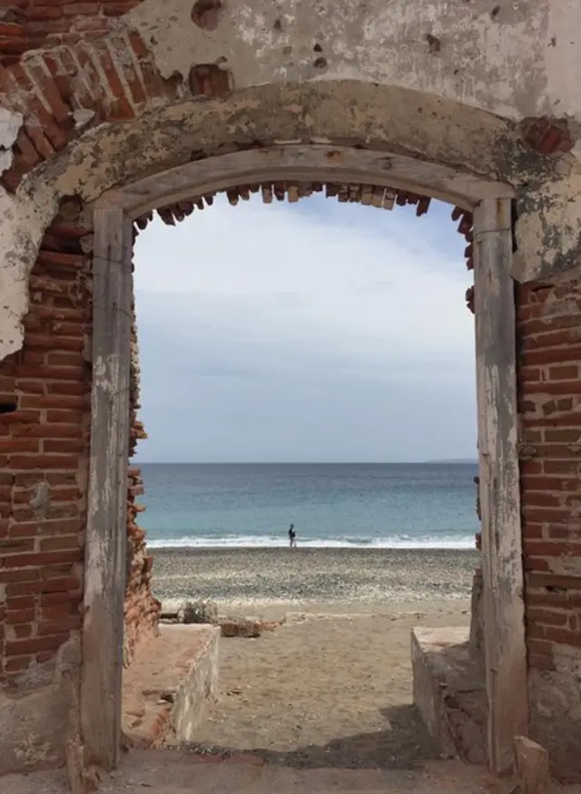Una puerta que da al mar.