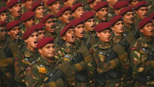 છાતી ઉપર વિંગ્સ સાથે રાજપથ ઉપર કમાન્ડો ટૂકડી