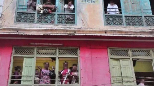 ਮੁੰਬਈ ਵਿੱਚ ਸੈਕਸ ਵਰਕਰਾਂ ਦੇ ਖੇਤਰ ਵਿੱਚ ਇੱਕ ਇਮਾਰਤ