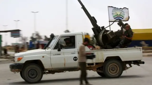 กองกำลังประชาธิปไตยซีเรีย (SDF) เป็นผู้นำการสู้รบเพื่อขับไล่ไอเอสออกจากฐานที่มั่นในเมืองรักกา