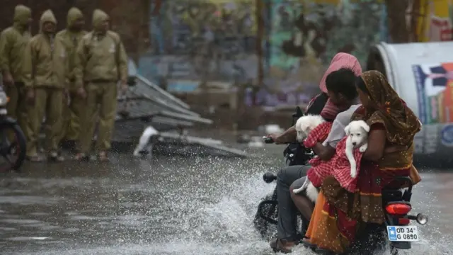 वादळामुळे विस्कळीत झालेले जनजीवन