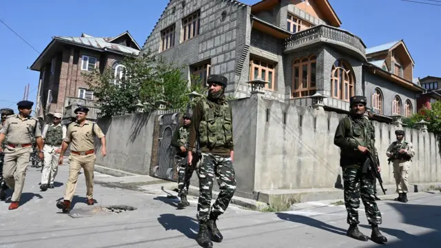 কাশ্মীরের রাস্তায় ভারতীয় নিরাপত্তা বাহিনীর টহল