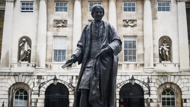 Памятник работорговцу Томасу Гаю стоит