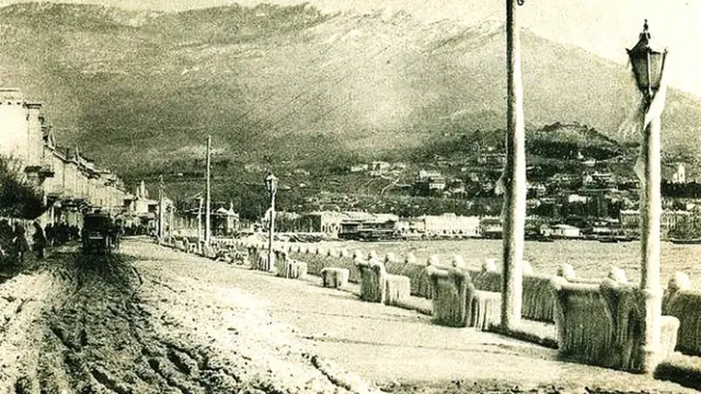 Такою побачив Ялту барон Врангель, пішовши у відставку - вкриті льодом набережна, ліхтарі, лавочки