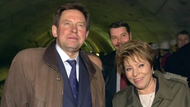 После ухода Яковлева (слева) с поста губернатора перед Бегловым стояла задача обеспечить победу Матвиенко (справа). Ноябрь 2003 г.