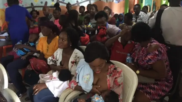 Women dey breast feed for clinic