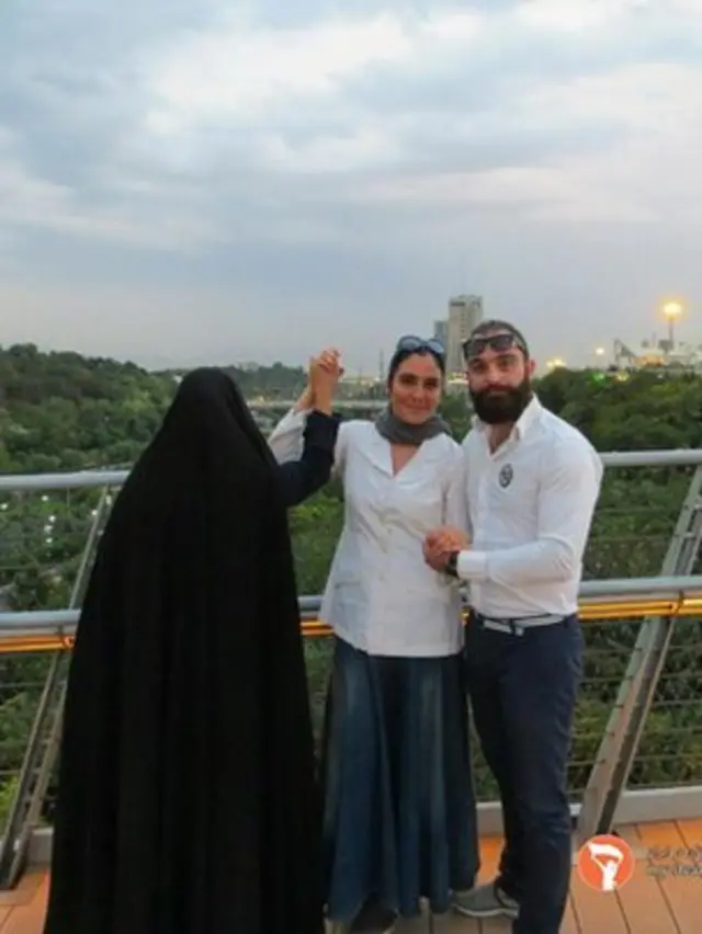 örtünen ve örtünmeyen kadın