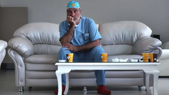 Paolo Macchiarini en un sofá