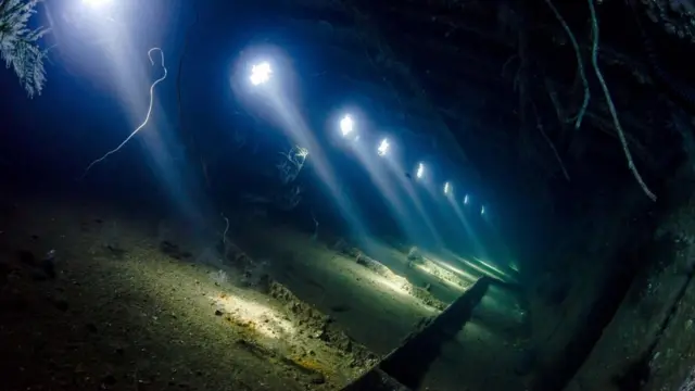 Haces de luz penetran a través de agujeros en los restos del buque Giannis D Foto: Anders Nyberg