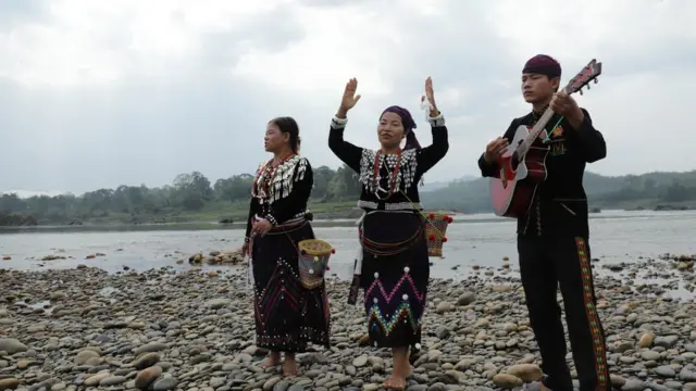 မြစ်ဆုံစီမံကိန်းကို သီချင်းဆိုရင်း ကန့်ကွက်မှုပြခဲ့ကြ