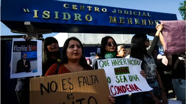 mujeres protestas portando pancartas