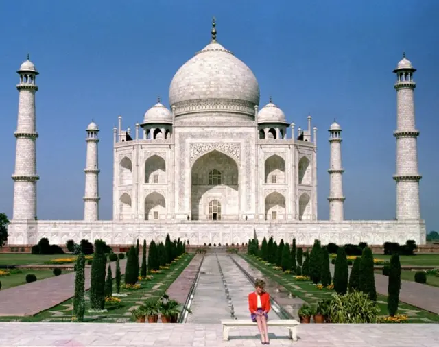 Diana, Princess of Wales, di depan Taj Mahal saat melakukan kunjungan kerajaan pada tahun 1992.