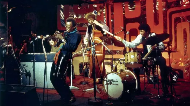 На сцене с группой, которая записала Bitches Brew