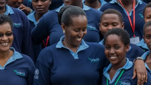 Wakfu wa Imbuto Foundation ulioanzishwa na Bi Jeanette Kagame umeweza kutoa ushauri wa kimaisha na msaada wa kielimu kwa wanafunzi wa kike wanaotoka katika familia masikini