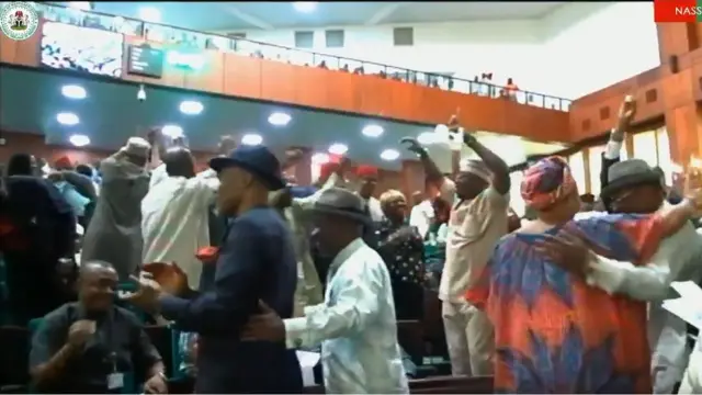 Ndị na aṅụrị n'ime ụlọomeiwu mgbe ndị APC gafere n'otu ha