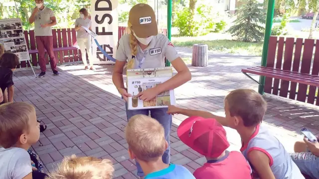 Анастасія розповідає дітям, як поводитись, якщо вони знайшли вибухонебезпечну річ