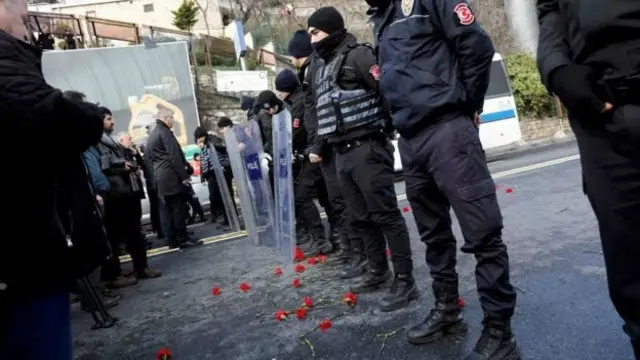 Policiais isolam a boate Reina