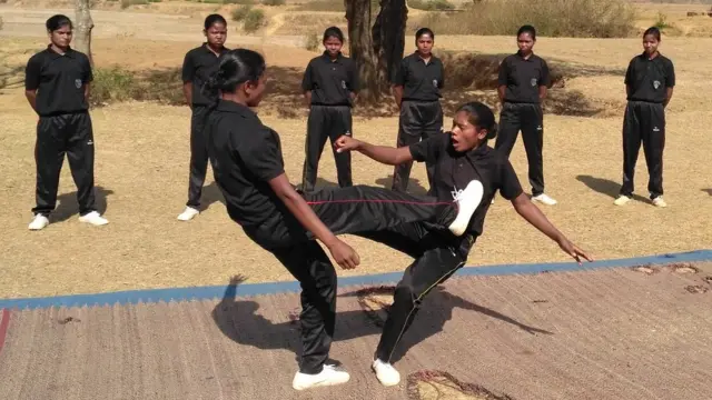 झारखंड में प्रशिक्षण लेती आदिवासी लड़कियां