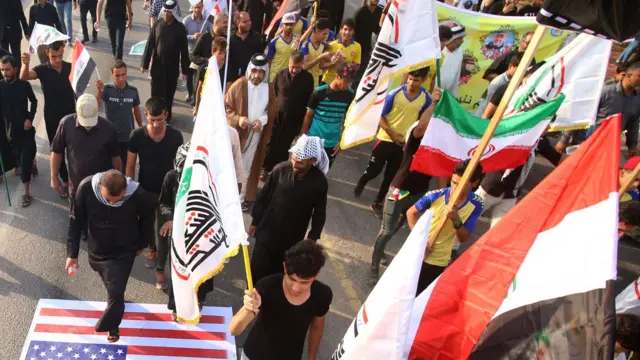 بصره کې لاریونیانو د ولسي پاڅون او ایران بیرغونه لېږدول