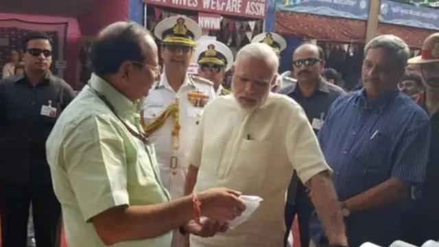 खादी एवं ग्रामोद्योग आयोग के अध्यक्ष विनय कुमार सक्सेना प्रधानमंत्री नरेंद्र मोदी के साथ