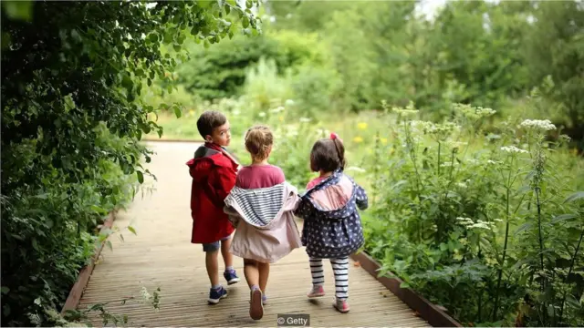 Anak-anak berjalan-jalan di taman