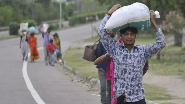 வேலைவாய்ப்பில்லாததால் சொந்த ஊர்களுக்கு நடந்தே செல்லும் மக்கள்