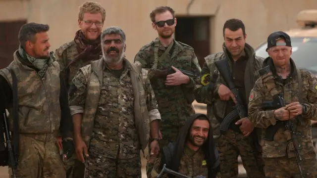 SDG güçleri ve bazı gönüllü yabancı savaşçılar (Arşiv)