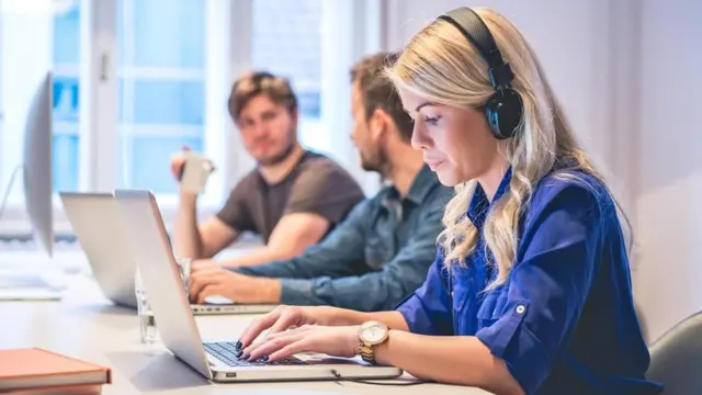 Жінка працює в навушниках