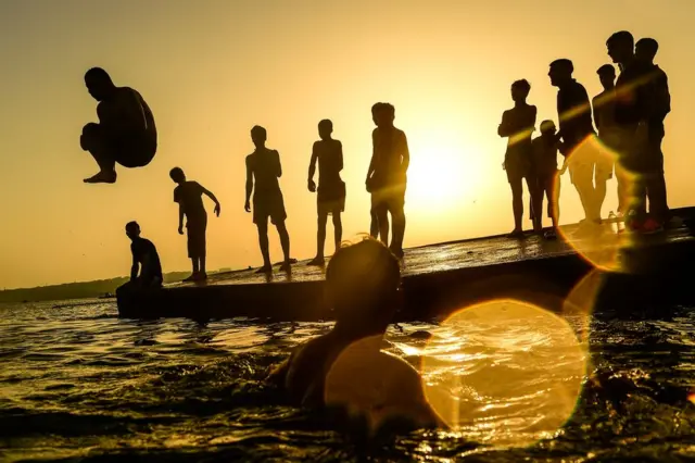 Denize giren insanlar