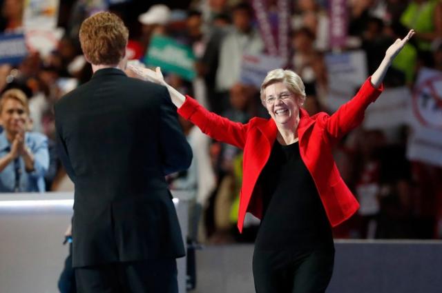 Joe Kennedy III presentó a la senadora Elizabeth Warren en la Convención Nacional Demócrata, en 2016.