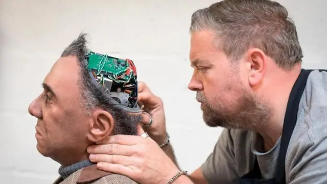 रोबोटमध्ये चाललेले काम