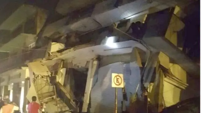 انهارت بعض المباني في اماكن أخرى من قوة الزلزال