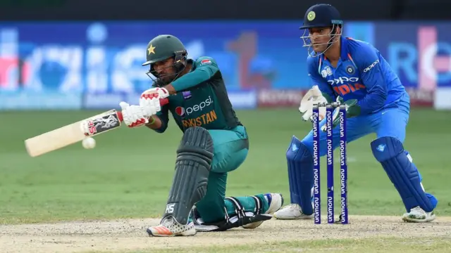 پاکستانی کپتان سرفراز احمد اور سینیئر ترین بلے باز شعیب ملک نے ذمہ دارانہ بیٹنگ کرتے ہوئے 107 رنز کی شراکت قائم کی۔