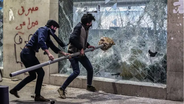 خلال الاحتجاجات ضدّ سياسة المصارف الخاصة