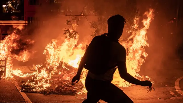 示威变得暴力化，纵火成为常态。