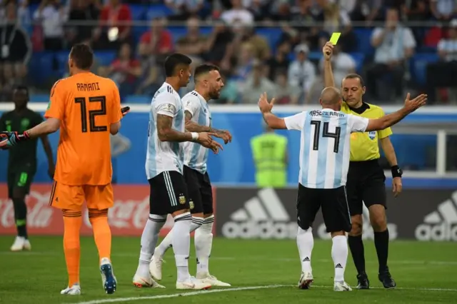 Y del error llegó el penalti., además de la tarjeta amarilla a Mascherano.