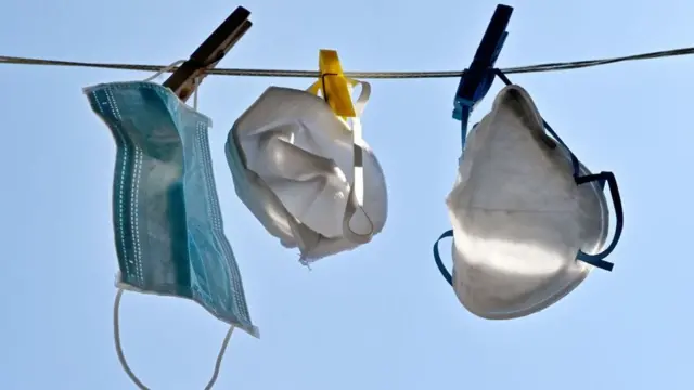 Mascarillas colgadas en una cuerda al sol.