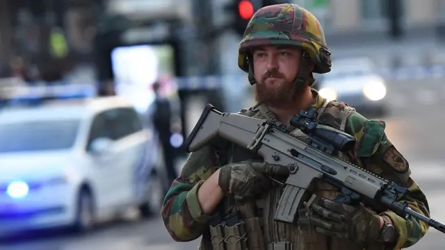 شرطي أمام المحطة المركزية في بروكسل