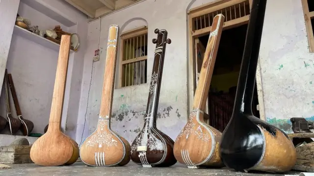 मिरज, स्वर, तंतुवाद्य, संगीत