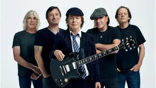 AC/DC (Soldan-sağa): Cliff Williams, Phil Rudd, Angus Young, Brian Johnson ve Stevie Young (2020)