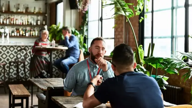 قد يبدو طرح مسألة ما على قسم الموارد البشرية أمرًا منطقيًا إذا كان التحدث إلى المديرين أو الزملاء لا يحل المشكلات