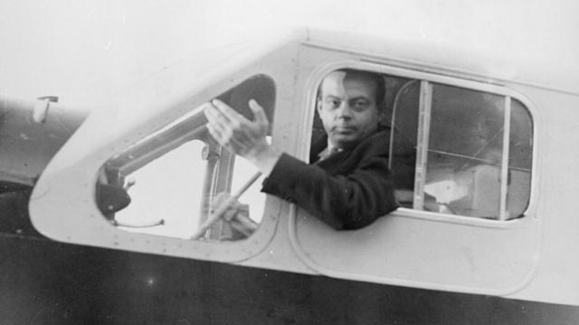 Antoine de Saint-Exupéry en un avión en 1935.