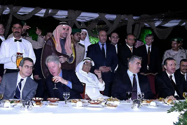 صالح كامل في المنتصف